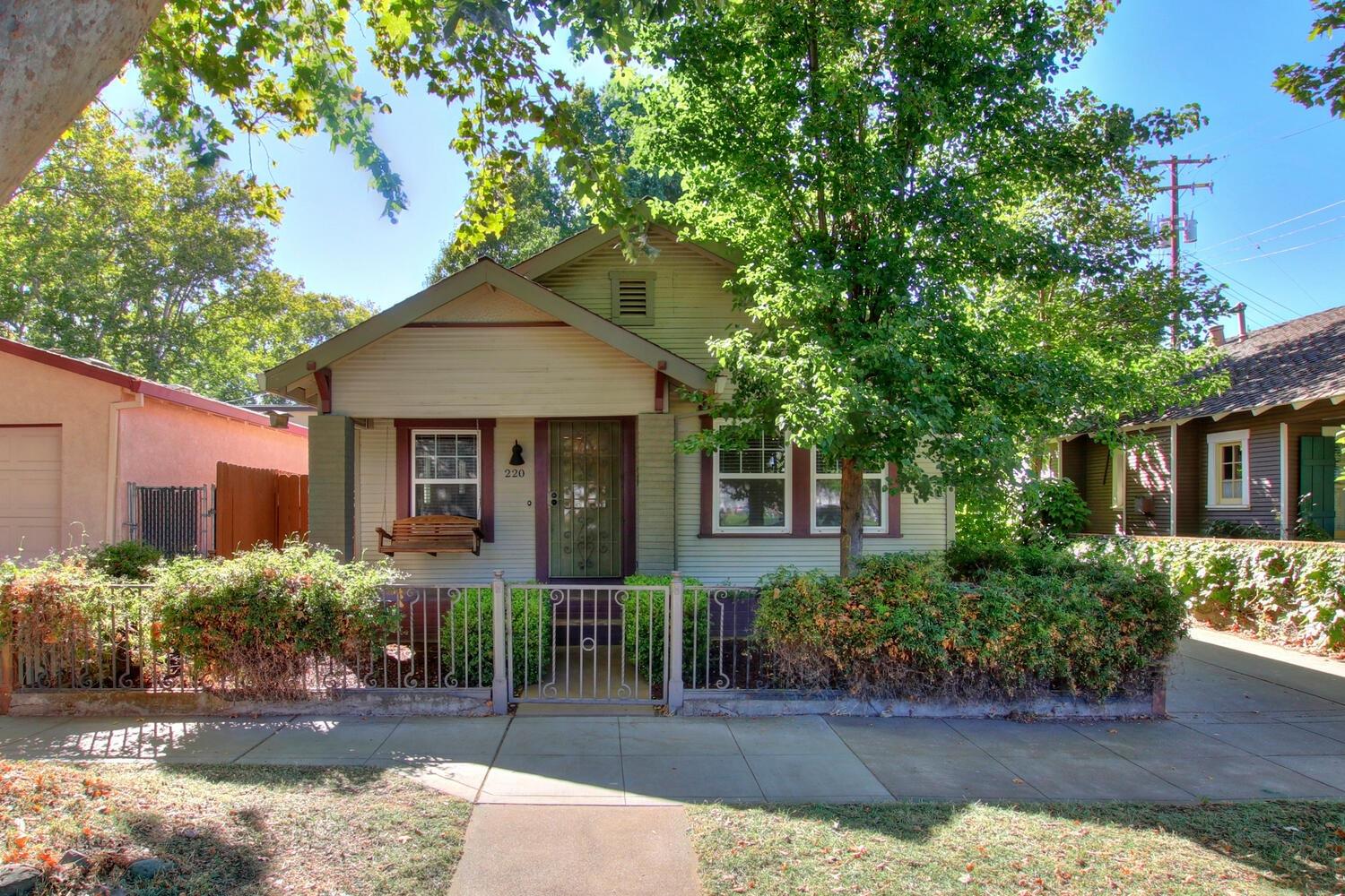 Dunnigan, Realtors, Midtown,  220 27th St, Sacramento, California, United States 95816, 2 Bedrooms Bedrooms, ,1 BathroomBathrooms,Single Family Home,Active Listings,27th St,1318